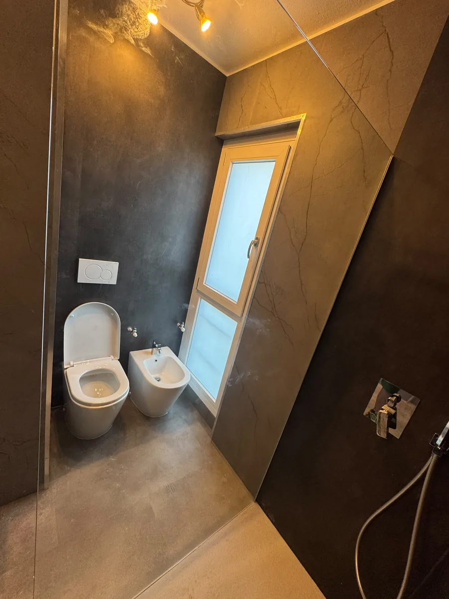 Sanitari sospesi su parete antracite effetto pietra