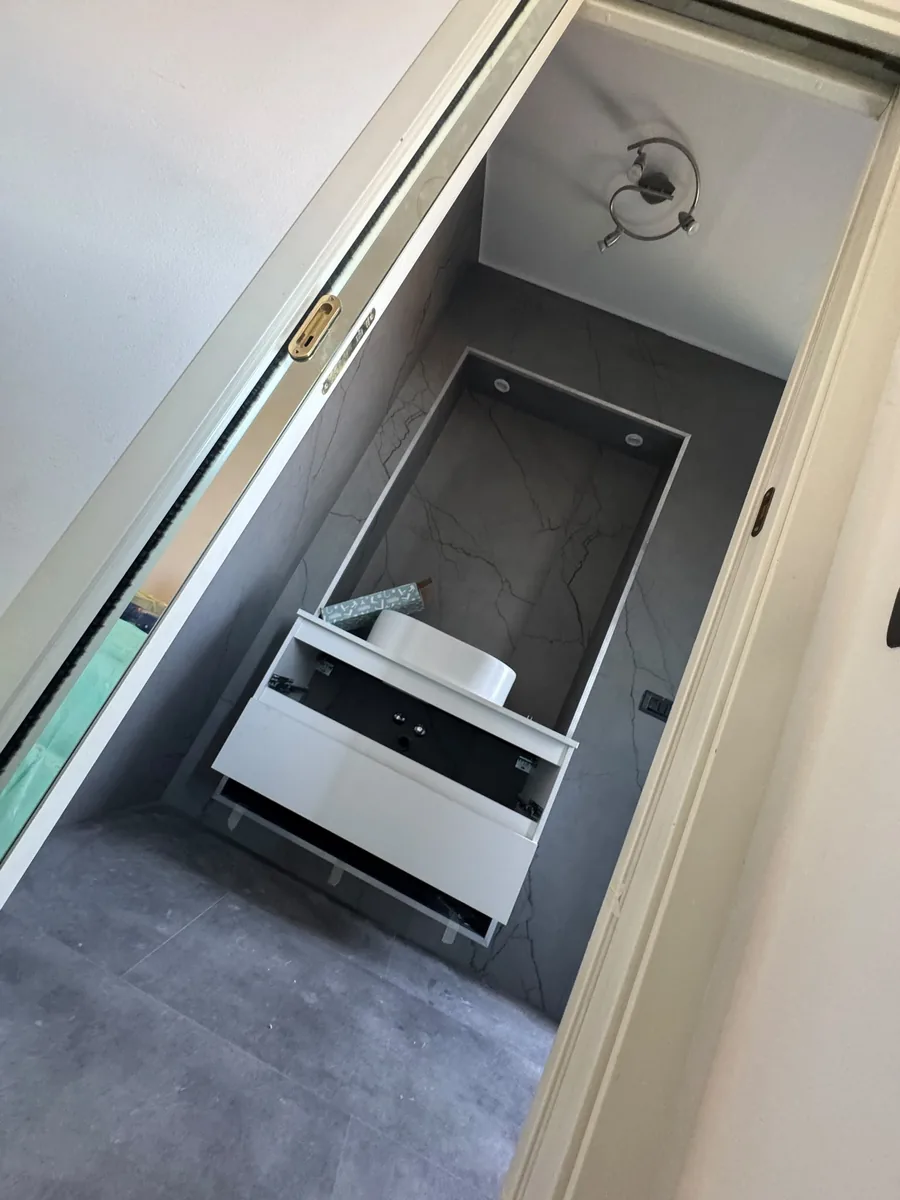 Bagno visto dall'alto con mobile bianco sospeso