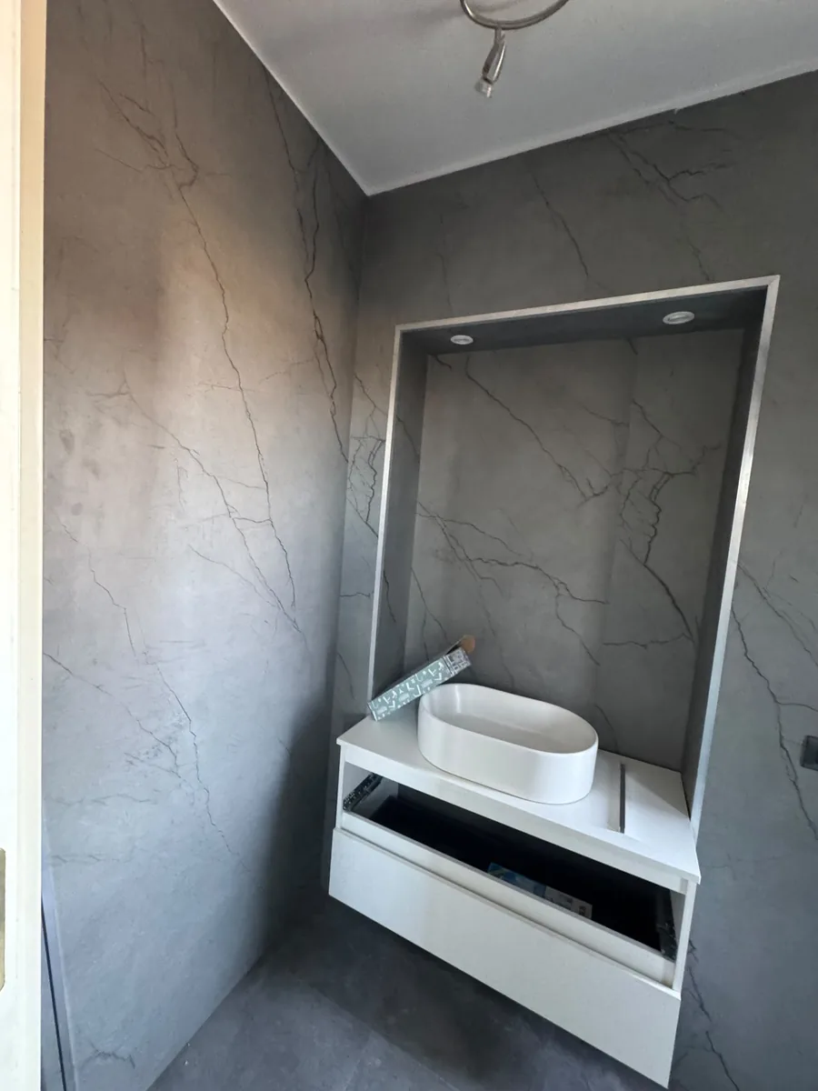 Bagno trasformato da 2EFFE Group con nicchia illuminata e lavabo tondo
